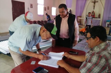 Alcalde de Chinameca entrega insumos de construcción a familias vulnerables