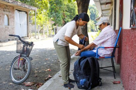 Rosa Pereira lleva 10 años conduciendo su bicicleta para llevar salud a los usulutecos