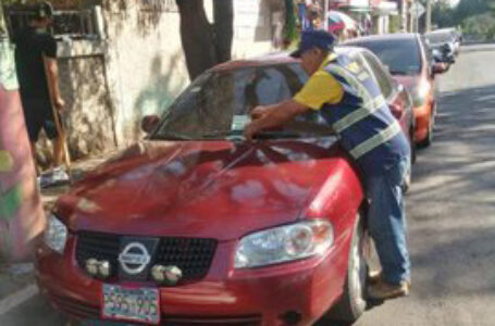 Multan a conductores por estacionarse en ejes preferenciales de Santa Ana