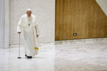 Papa Francisco visita hospital para “controles programados”
