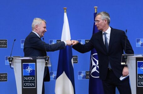 Finlandia deja neutralidad y se une a la OTAN