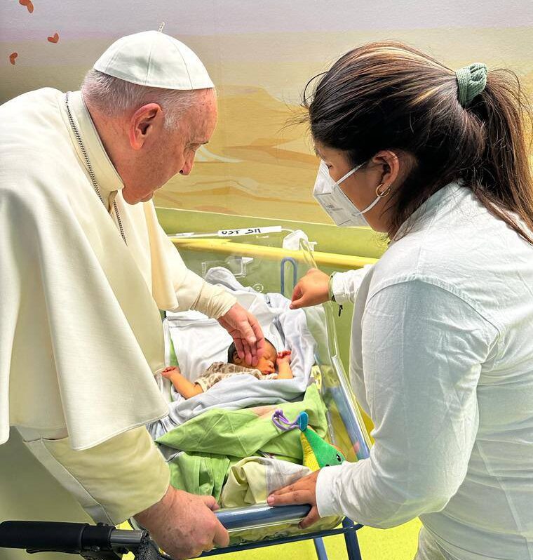 VIDEO: Papa Francisco bautiza a recién nacido durante su estadía en hospital