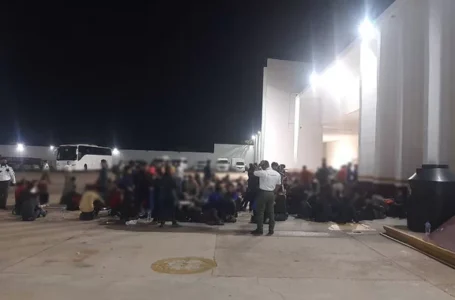 Cancillería asiste en México a seis salvadoreños abandonados en un vagón de tráiler en carretera de Veracruz