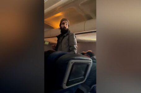 Pasajero intentó abrir puerta de emergencia y atacó a tripulación durante vuelo de Los Ángeles a Boston