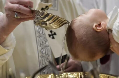 Iglesia italiana elimina por tres años la figura de padrinos de bautizo y confirma