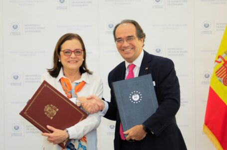 El Salvador y España firman convenio de cooperación por $117 millones