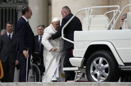 Papa Francisco hospitalizado por problemas respiratorios
