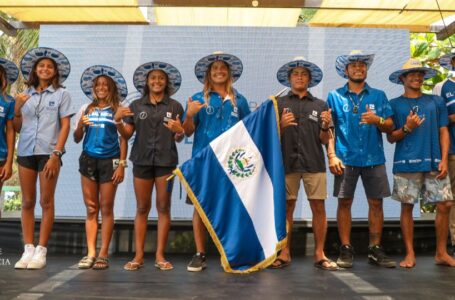 Selección de surf que participará en Panamericanos recibe uniformes