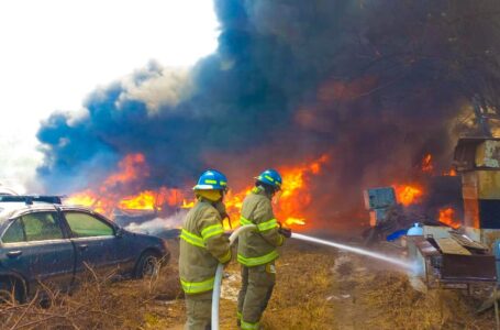 Sofocan incendio en predio de vehículos en Zacatecoluca