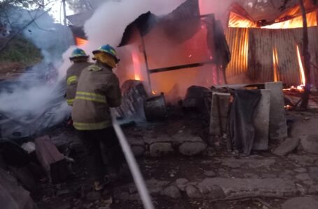 Bomberos sofocan incendio en vivienda de lámina y madera en La Paz