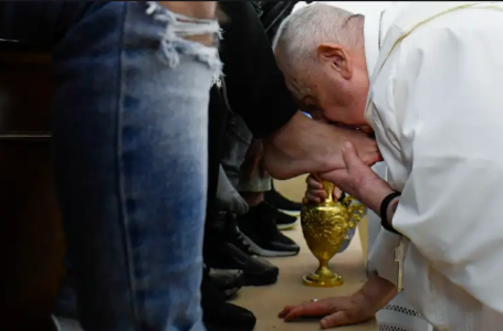 Papa Francisco lava los pies de 12 presos en cárcel de Italia el Jueves Santo