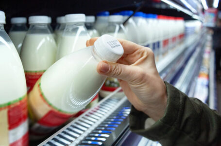 Recomiendan verificar fecha de vencimiento al comprar alimentos