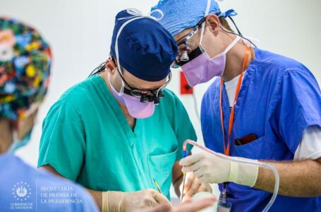 Operan en hospital de Chalchuapa a niños con labio leporino