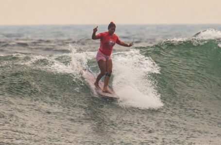 Sindy Portillo avanza a tercera ronda del Surf City ISA World Longboard Surfing Championship