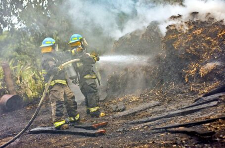 Bomberos siguen activos ante persistencia de incendios forestales