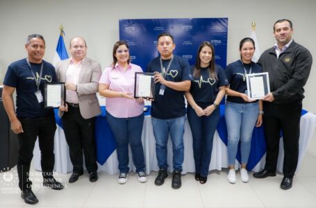 Reconocen a personal de hospital El Salvador en su tercer aniversario