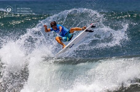 Salvadoreño avanza en mundial de surf en La Libertad