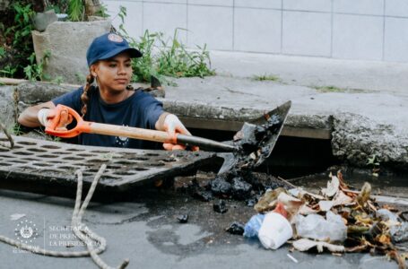 Limpian tragantes en barrio San Jacinto, San Salvador