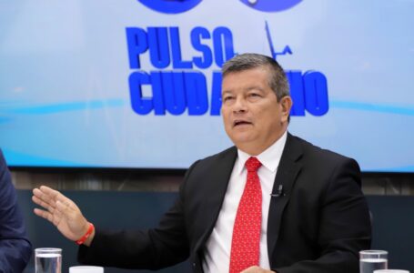Eugenio Chicas sugiere al «Chino» Flores renunciar a pre candidatura