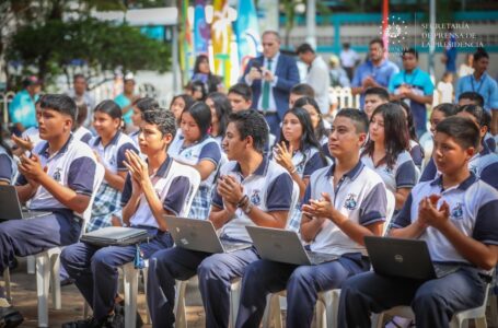 Instalan internet de banda ancha y gratuito en el parque Centroamérica, en el puerto de La Libertad