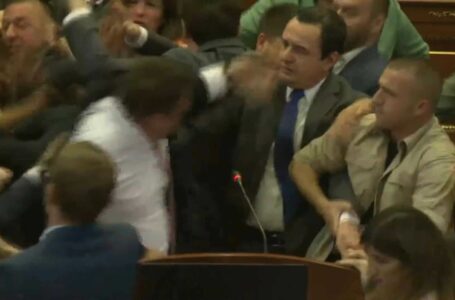 VIDEO | Diputados y ministros de Kosovo se van a los golpes