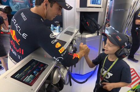 Checo Pérez convierte en alegría las lágrimas de un niño en Hungría GP