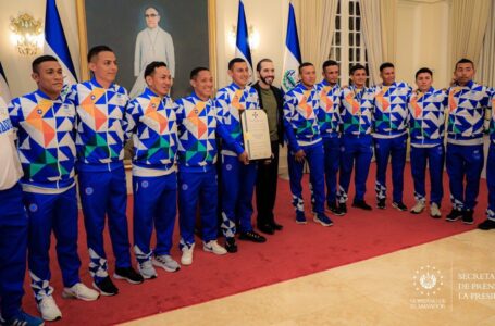 Medallistas nacionales de San Salvador 2023 son condecorados por el presidente Bukele