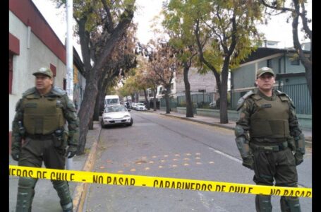 Chilenos sacrificarían algunos derechos a cambio de seguridad, señala filósofo