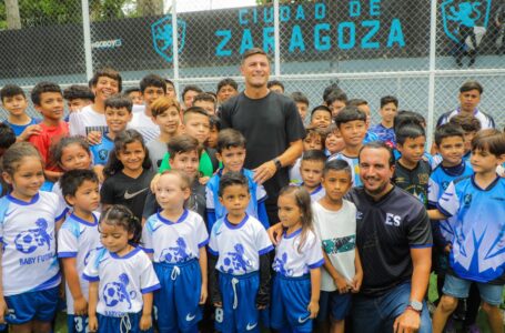 Javier Zanetti motiva a niños de Zaragoza a involucrase en deportes