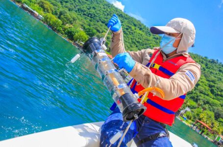 Recolectan muestras de calidad de agua en lago Coatepeque