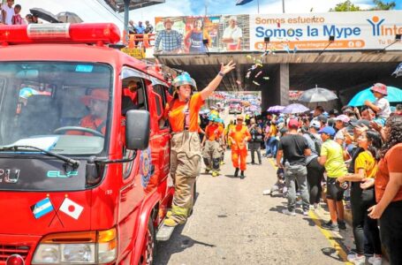 Despliegan personal de Protección Civil en desfile del correo en San Salvador