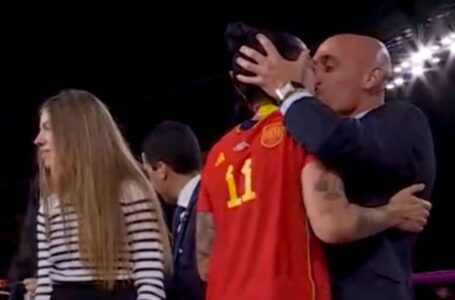 Presidente de RFEF pierde su cargo tras besar por la fuerza a jugadora