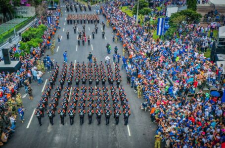 Casi 3 mil alumnos en desfile de independencia patria