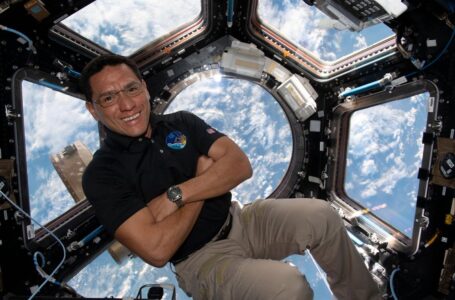 Salvadoreño logra récord en pasar más días en la Estación Espacial
