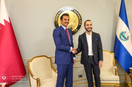 El emir de Qatar destaca “atmósfera positiva” en encuentro con el presidente Bukele