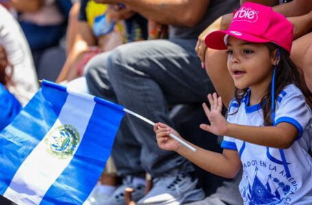 Las nuevas generaciones saludaron con una sonrisa en la Bandera El Salvador