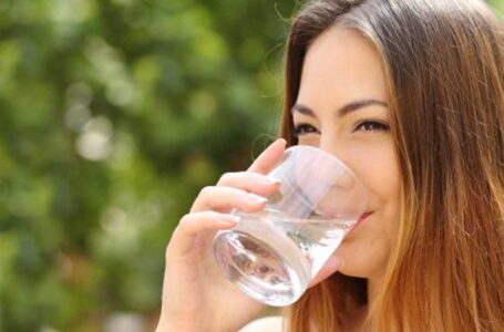 Lo que debes saber del truco del agua de las mujeres