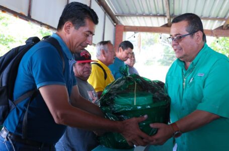 Luis Urías lleva ayuda a pescadores de La Libertad