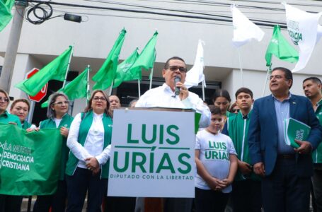José Luis Urías se inscribe como candidato a diputado por La Libertad