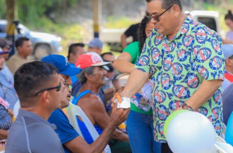 Luis Urías lleva ayuda a pescadores del Puerto de La Libertad