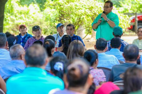 Luis Urías visita comunidades en Jayaque, Santa Tecla y Zapotitán, en La Libertad