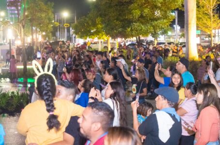 Familias salvadoreñas siguen disfrutando de la renovada plaza Salvador del Mundo