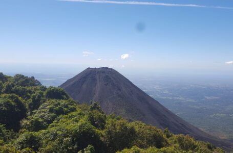 Instituciones del Gobierno inspeccionan derrumbes en el volcán Chinchontepec