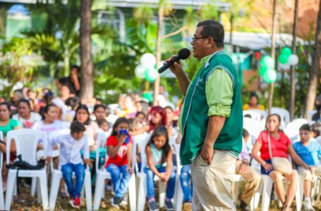 Candidato Luis Urías visita a residentes de Teotepeque