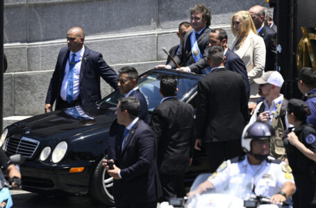 Lanzan botellazo a Javier Milei tras asumir presidencia de Argentina