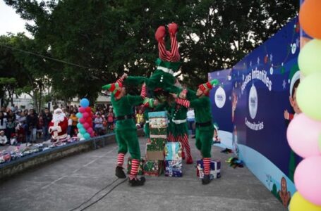 Carlos Hernández, ilumina la Navidad de niños en San Salvador