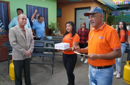Alcalde de San Luis Talpa, Salvador Menéndez, realiza rifa navideña
