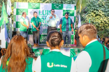Luis Urías presenta propuestas a familias de Jayaque