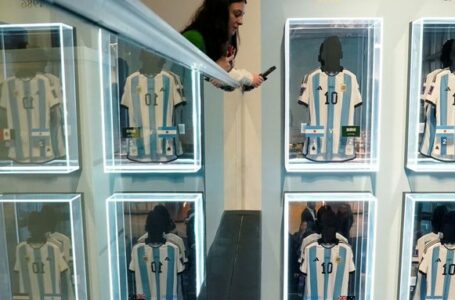 Subastan camisetas que Messi usó en Qatar 2022 por $7.8 millones