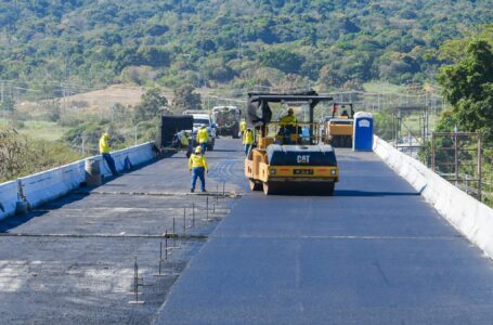Obras Públicas está por finalizar pavimentación de calle del paso elevado en el redondel Integración